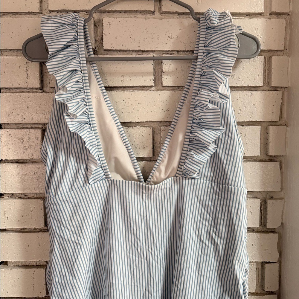 H&M Maternity One Piece Ruffled Bathing Suit in XL - Picture 3 of 3